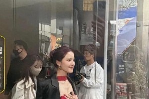 赵露思元气森林音乐节复出，红发造型惊艳全场