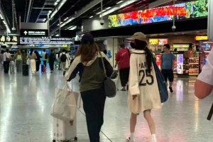 杨幂返港探女被拍，潦草造型引热议
