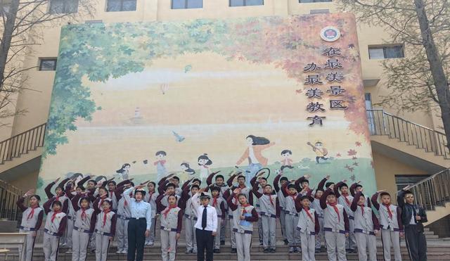 青岛嘉峪关学校升旗仪式