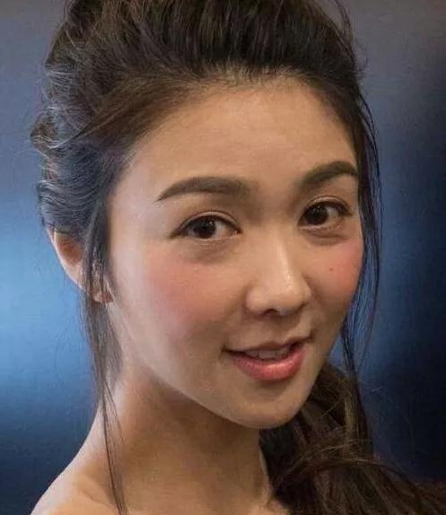 薛凯琪与舞者合影