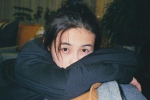 张子枫素颜美照曝光 仰视镜头惊艳全网