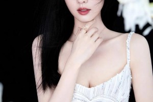 白鹿写真美图集：清新气质与时尚魅力