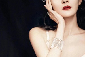 杨幂Vogue复古造型：白纱红唇尽显优雅性感