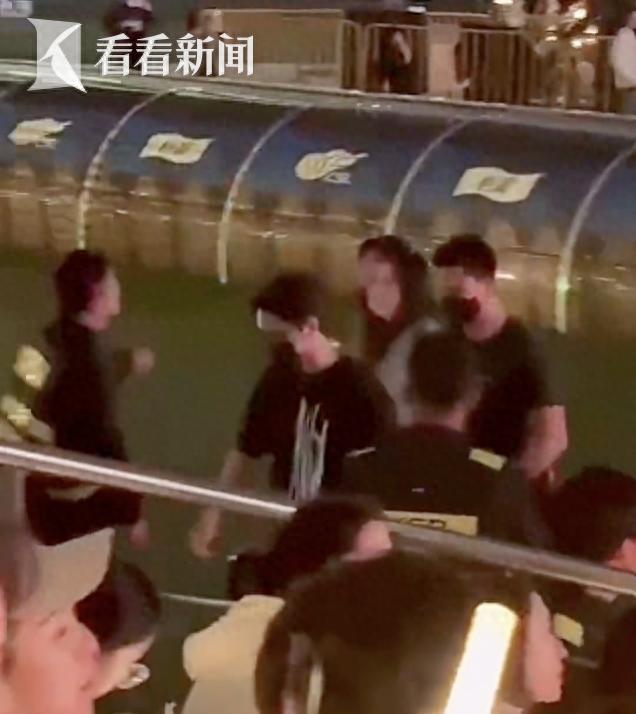 肖战穿官周T现身演唱会