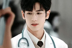 张凌赫片场秀中医把脉迪丽热巴，内娱隐藏中医大师