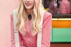 迪丽热巴甜妹造型引爆热搜，制服诱惑引争议