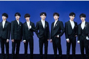 时代少年团丁程鑫搞笑晒新鞋 47.5码鞋比脸大