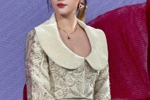 刘亦菲资生堂活动惊艳亮相，白色山茶花礼服尽显东方美