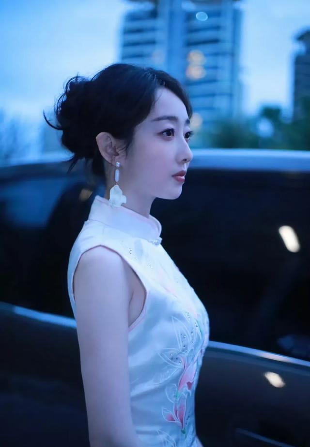 蒋梦婕浴袍造型