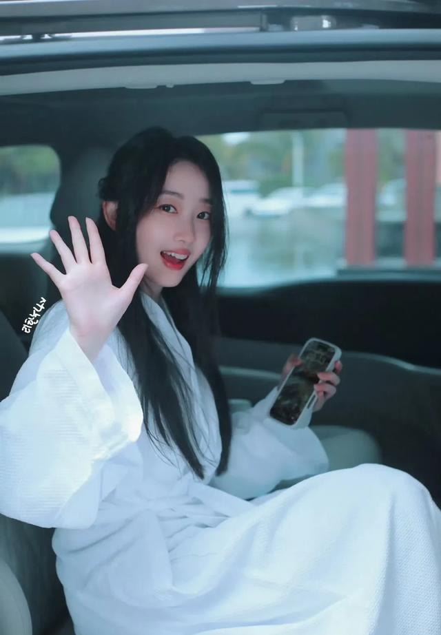 谢娜白色西装造型